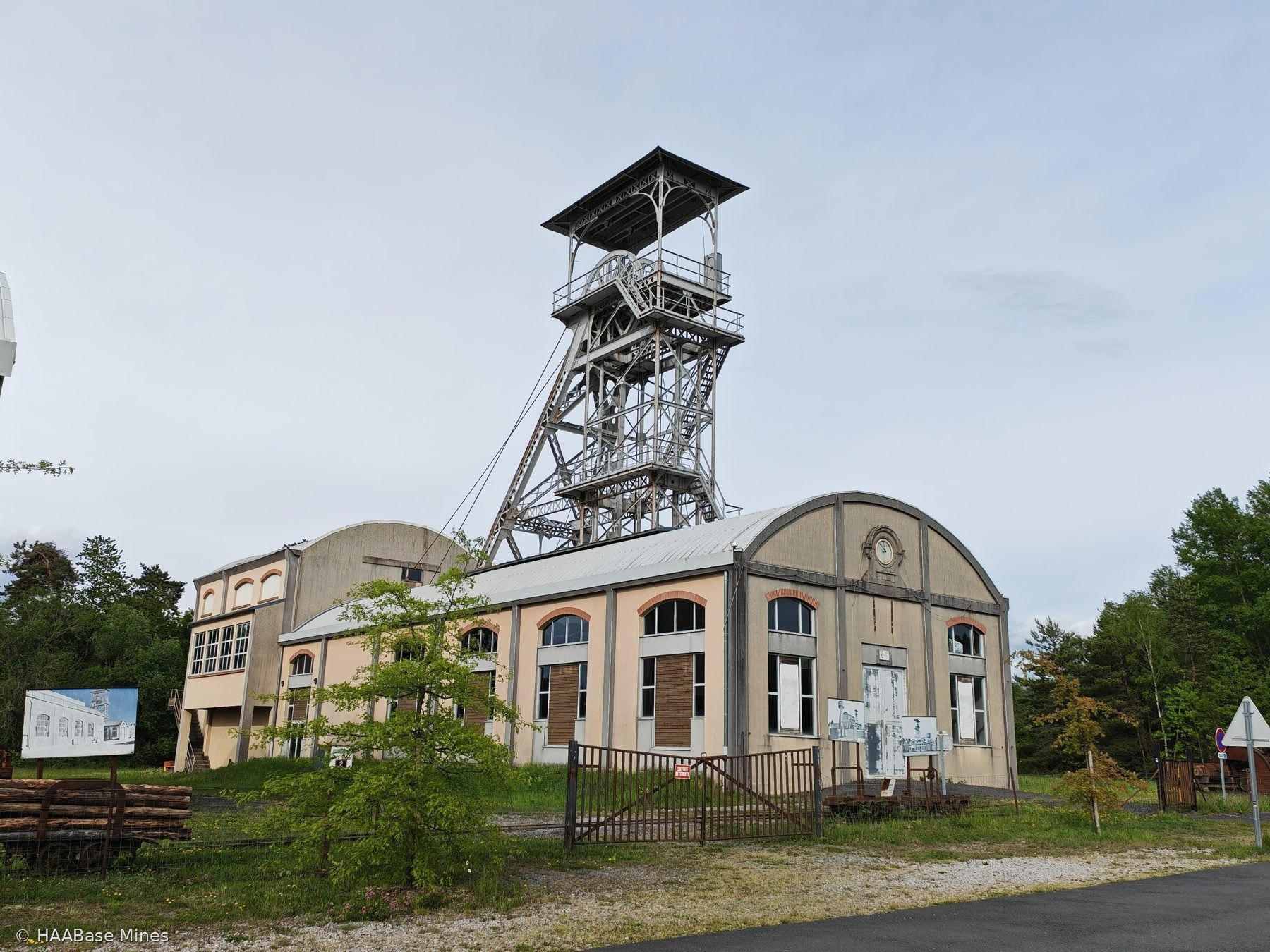 Mine de Messeix — Puits Saint-Louis mine headframe or winding tower site