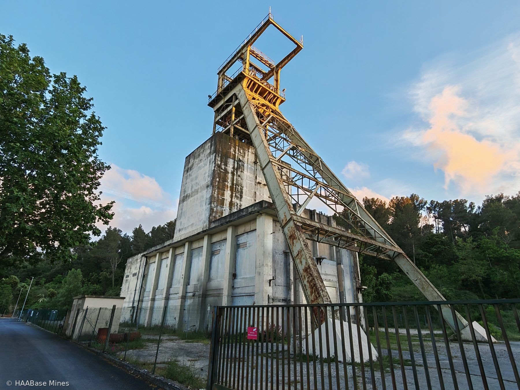 Mines de Gardanne-Mimet — Puits Gérard mine headframe or winding tower site